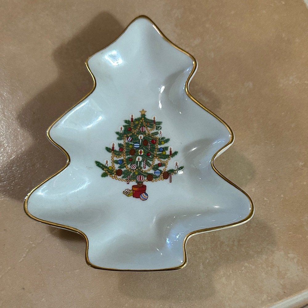 Gold-Trimmed Christmas Tree Dish